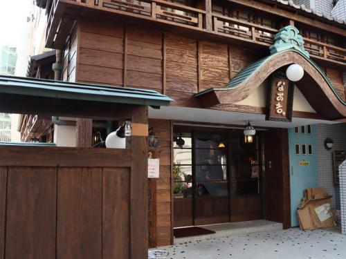 a building with a gate and a sign on it at 湘南茅ヶ崎/湘南ライフの楽しめるアパートメント in Chigasaki