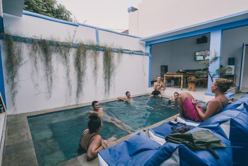 un groupe de personnes assises dans une piscine dans l'établissement Atlas Gili, à Gili Trawangan