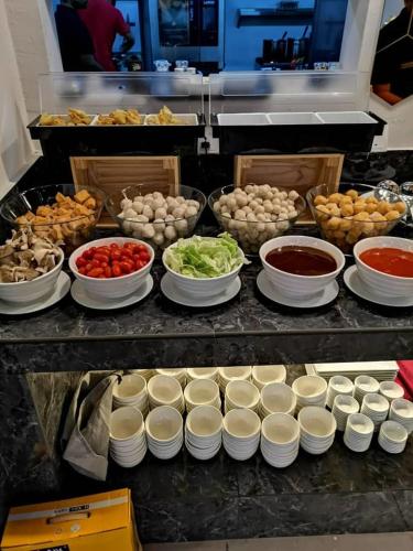 Makanan di atau berdekatan hotel