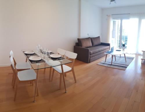 a living room with a table and chairs and a couch at Encantador departamento con cochera cubierta - By BUMEN in Vicente López