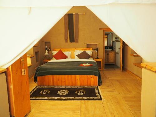 Postel nebo postele na pokoji v ubytování Nimmu House Ladakh