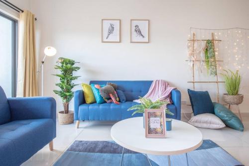 a living room with a blue couch and a table at SetiaWalk {BIG GROUP}12Pax WIFI 2C'Park IOI SUNWAY SUBANG USJ in Puchong