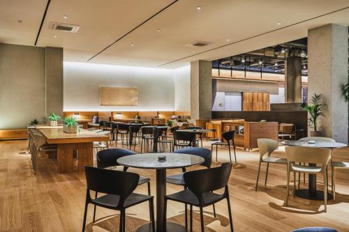 a restaurant with tables and chairs in a lobby at Phoenix Hotel Pyeongchang in Pyeongchang 