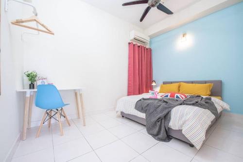 1 dormitorio con cama y pared azul en SetiaWalk {BIG GROUP}12Pax WIFI 2C'Park IOI SUNWAY SUBANG USJ, en Puchong