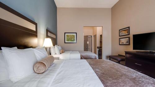 Lova arba lovos apgyvendinimo įstaigoje Best Western Plus Lake Jackson Inn & Suites