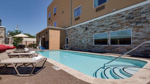 a swimming pool in front of a building at Best Western Plus Lake Jackson Inn & Suites in Lake Jackson
