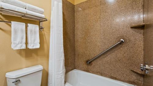 Vonios kambarys apgyvendinimo įstaigoje Best Western Plus Crown Colony Inn & Suites