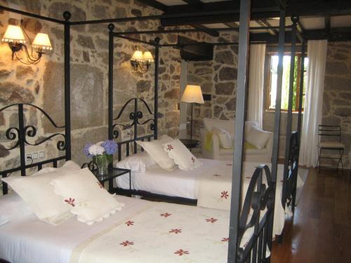 A bed or beds in a room at Pazo A Freiria