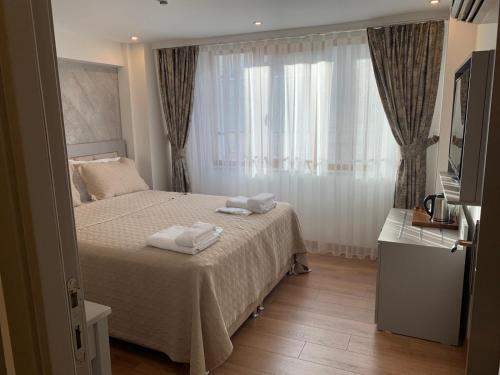 En eller flere senge i et værelse på Regency World Hotel