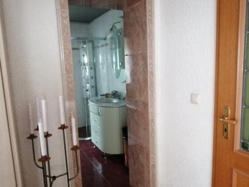 a bathroom with a sink and a mirror at Kleines Haus im Oderbruch in Neutrebbin