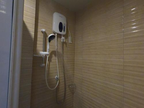 a shower with a shower head in a bathroom at Morning Star Hotel in San Vicente