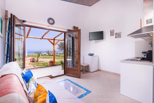 A kitchen or kitchenette at Blue Breeze
