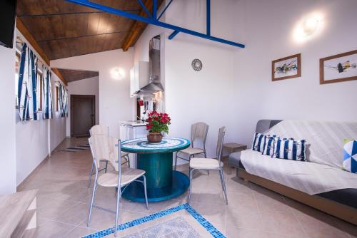 A seating area at Blue Breeze