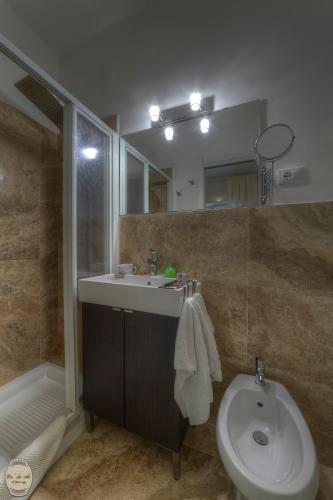 a bathroom with a sink and a toilet and a tub at Ca' Du Ale in Sestri Levante