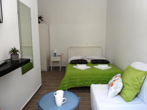 mały pokój z łóżkiem i kanapą w obiekcie Kathopouli Apartment w mieście Rodos