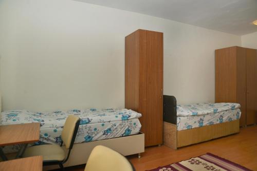 Pokój z 2 łóżkami, stołem i krzesłami w obiekcie Vatan Yurt Hostel w Stambule