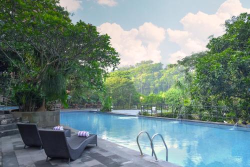 Bazén v ubytování Oak Tree Emerald Hotel & Coventions Semarang nebo v jeho okolí