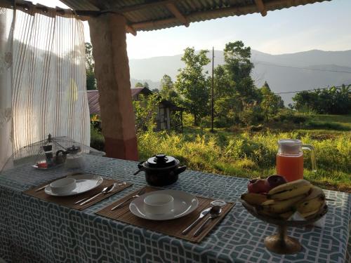 een tafel met een fruitschaal erop bij PaliGhar Farmstay in Kalimpong