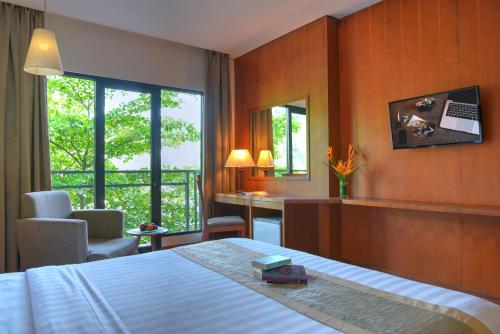 Postel nebo postele na pokoji v ubytování Oak Tree Emerald Hotel & Coventions Semarang