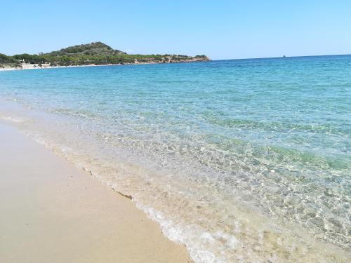 une plage de sable avec l'océan en arrière-plan dans l'établissement Casa Grace Pula, à Pula