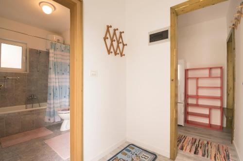 a bathroom with a shower and a toilet and a tub at Apartman sa tri spavaće sobe u blizini plaže in Premantura