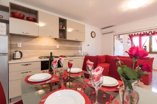 Dapur atau dapur kecil di Apartment Doris, Nenadici