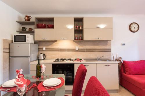 Dapur atau dapur kecil di Apartment Doris, Nenadici