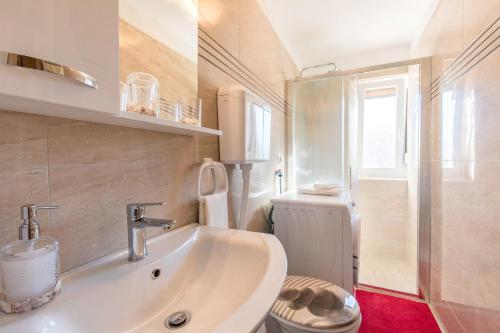 Bilik mandi di Apartment Doris, Nenadici