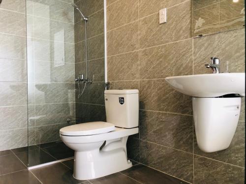 uma casa de banho com um WC e um lavatório em The Stay Apartment Pleiku em Pleiku