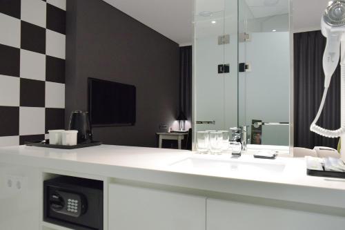 a white bathroom with a sink and a mirror at ibis Styles Ambassador Seoul Yongsan in Seoul