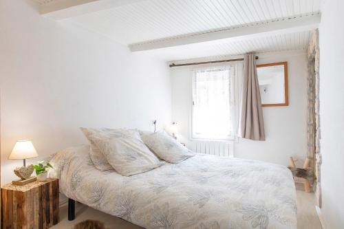 ein weißes Schlafzimmer mit einem Bett und einem Fenster in der Unterkunft ANNECY Sainte Claire vieille ville 38m2 Terrasse proche gare et lac 4 pers 3 étoiles in Annecy