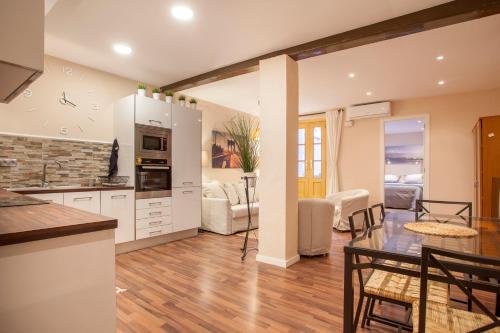 a kitchen and living room with a table and chairs at Apartamento Fos in Valencia