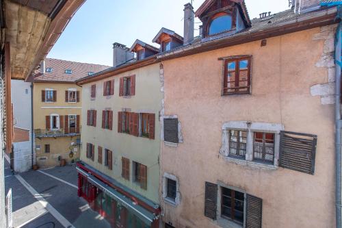 ANNECY Sainte Claire vieille ville 38m2 Terrasse proche gare et lac 4 pers 3 étoiles