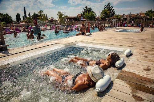 een groep mensen in een zwembad bij MAS DES LAVANDES in Sérignan
