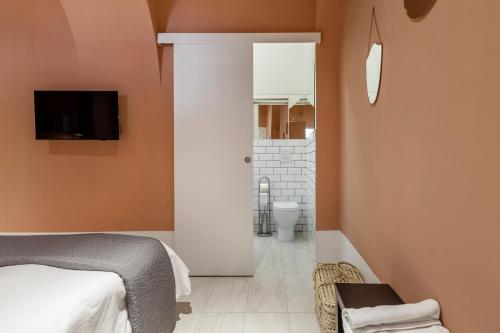 um quarto com uma cama e uma casa de banho em TreSette Toledo em Nápoles