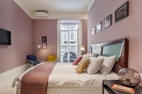 um quarto com uma cama grande e uma janela em TreSette Toledo em Nápoles