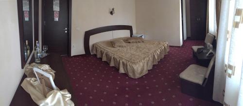 a bedroom with a bed and a television in it at Casa Amurg in Sinaia