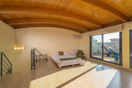 A bed or beds in a room at Costabravaforrent Balco 2