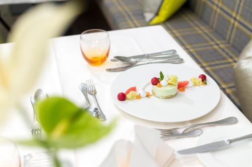 Makanan di atau berdekatan hotel
