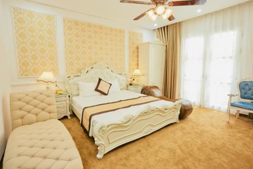 En eller flere senge i et værelse på King's Hotel Mỹ Đình