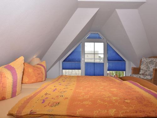 ツィングストにあるCozy Apartment in Zingst Germany with Terraceのベッドルーム(大型ベッド1台、窓付)
