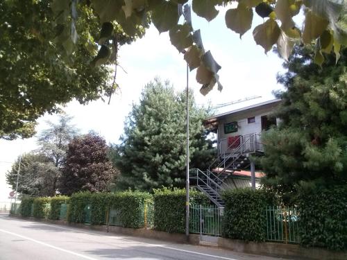 una casa en una calle con una valla de hierro forjado en BGY Airport Guesthouse, en Orio al Serio