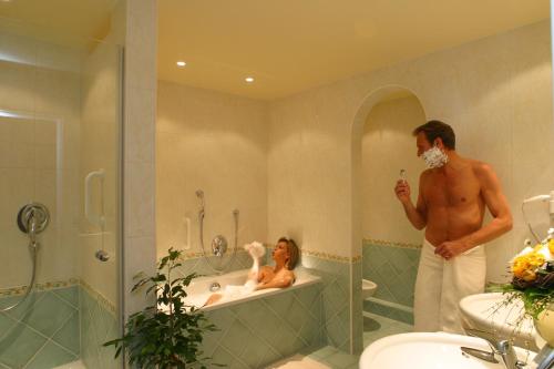 Phòng tắm tại Ringhotel Nebelhornblick