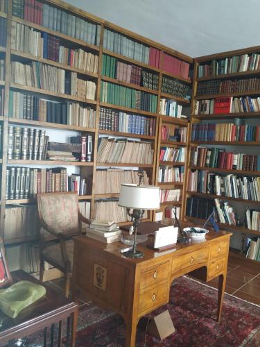 a library with a desk and a chair and books at Palazzo Pulieri in Altino