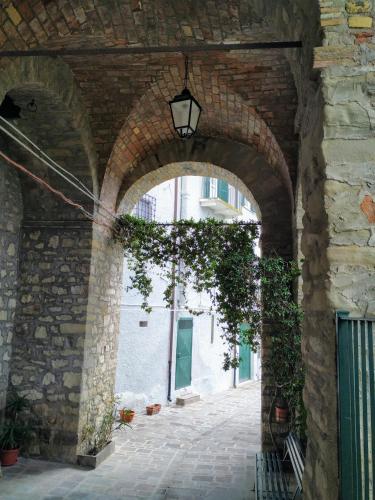 an archway with ivy on the side of a building at Palazzo Pulieri in Altino