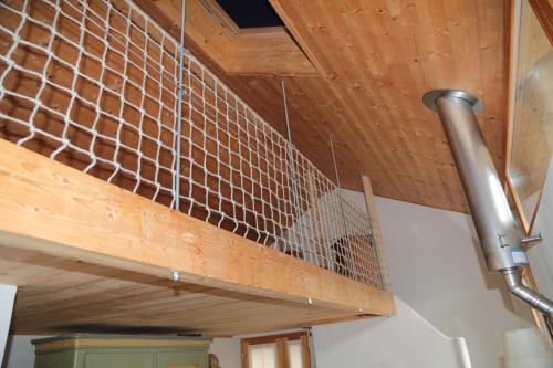 una red colgando del techo de una cocina en Rustico, en Verdabbio
