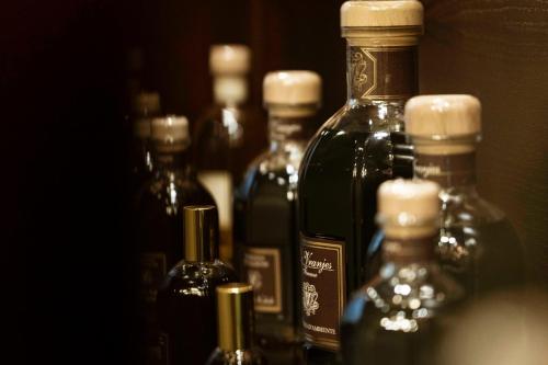 Roze Villa في ليبايا: مجموعة من زجاجات الكحول على طاولة
