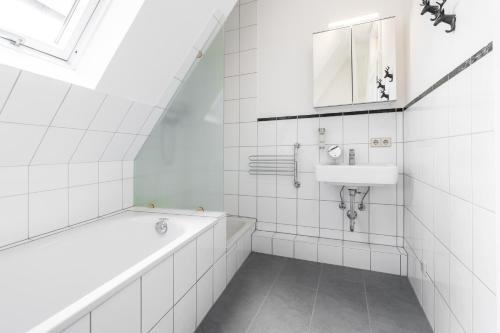 Kylpyhuone majoituspaikassa Freiburg Appartements am Augustinerplatz