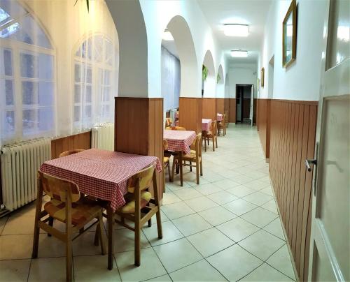 a restaurant with tables and chairs in a room at Muskátli Üdülőház in Parádfürdő-Peres