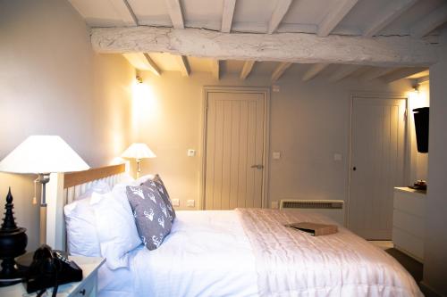 A bed or beds in a room at The Seagrave Arms 